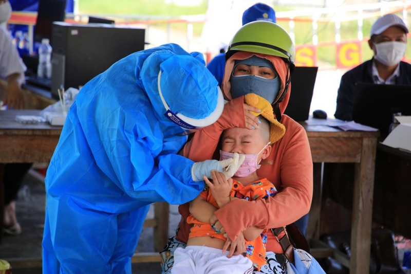 Giáo viên, học sinh được test nhanh SARS-CoV-2 ngay tại chốt cửa ô vào Đà Nẵng -0