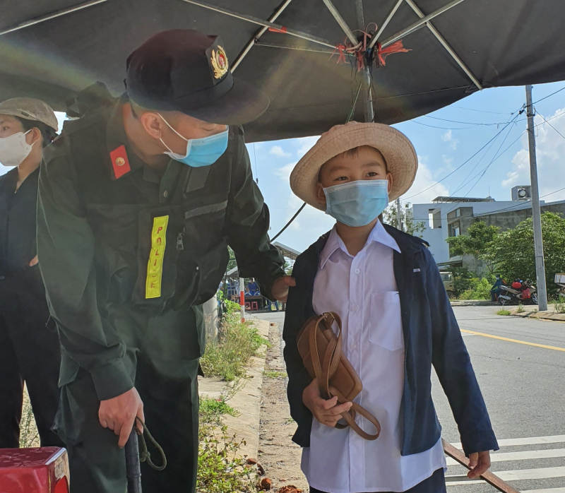 Giáo viên, học sinh được test nhanh SARS-CoV-2 ngay tại chốt cửa ô vào Đà Nẵng -0