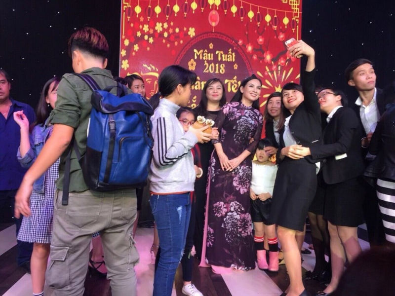 Ca sĩ Phi Nhung: một đời nặng nợ mồ côi -0