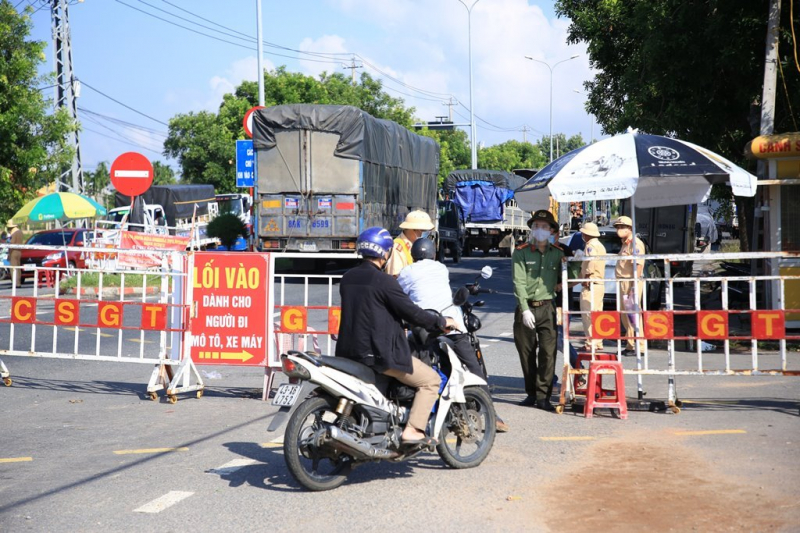 Giáo viên, học sinh được test nhanh SARS-CoV-2 ngay tại chốt cửa ô vào Đà Nẵng -0