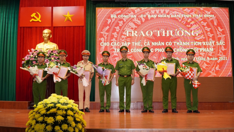 Trao thưởng nhiều tập thể, cá nhân có thành tích xuất sắc trong khám phá chuyên ám ma tuý lợi dụng “xe luồng xanh” -0