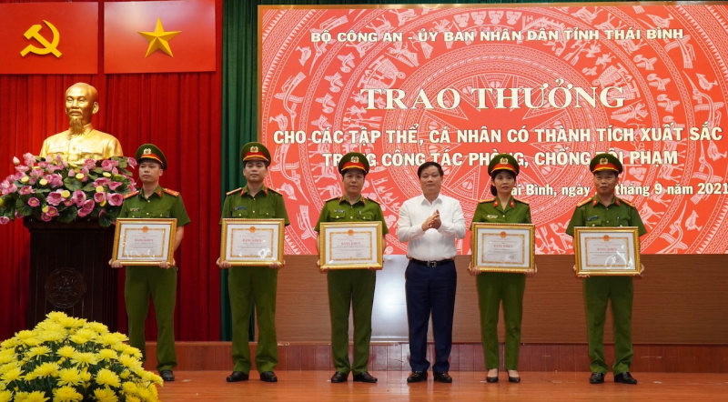Trao thưởng nhiều tập thể, cá nhân có thành tích xuất sắc trong khám phá chuyên ám ma tuý lợi dụng “xe luồng xanh” -0