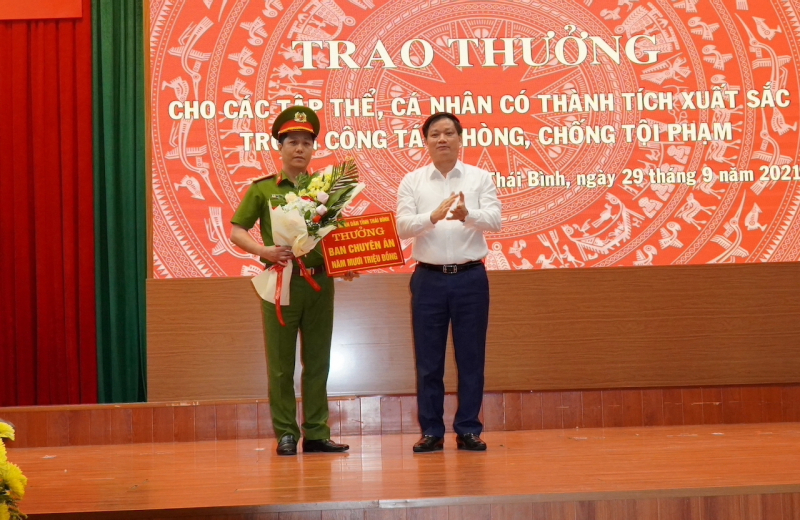Trao thưởng nhiều tập thể, cá nhân có thành tích xuất sắc trong khám phá chuyên ám ma tuý lợi dụng “xe luồng xanh” -0