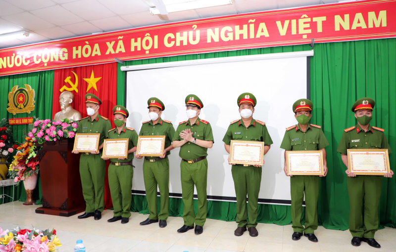 Deputy Minister Le Quoc Hung praises outstanding officers in fighting pandemic -0