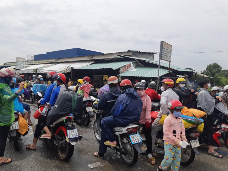 Hơn 1.000 người tự ý điều khiển xe máy về quê bị kẹt tại Đức Hòa, Long An -0