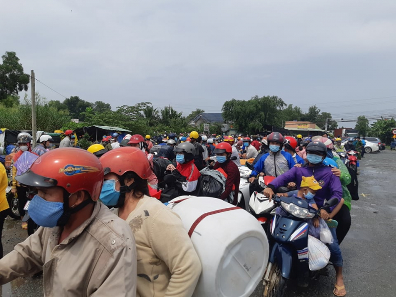 Hơn 1.000 người tự ý điều khiển xe máy về quê bị kẹt tại Đức Hòa, Long An -1
