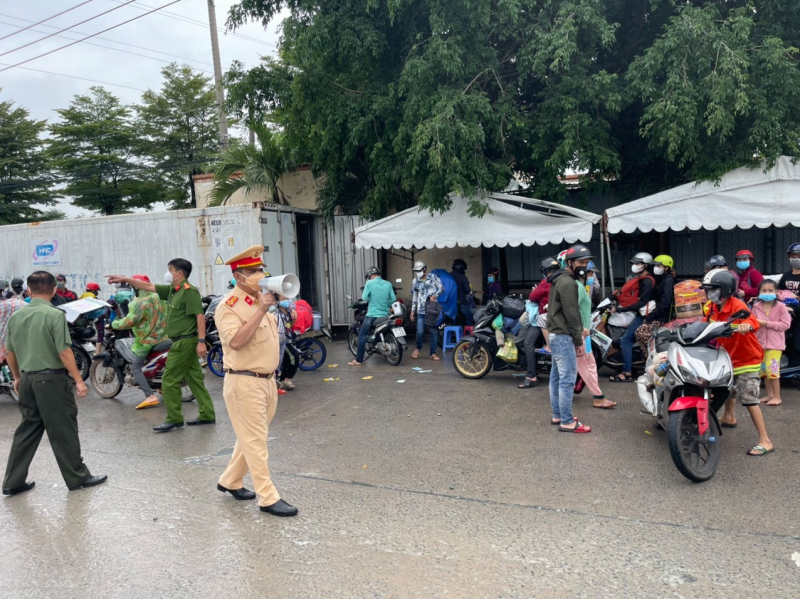 Hàng trăm lao động ra đường về quê đã phải quay lại nơi ở cũ -0