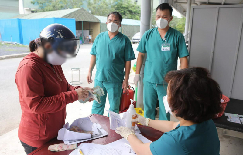 Xúc động nhận lại số tiền lớn của người thân đã tử vong vì COVID-19 -0