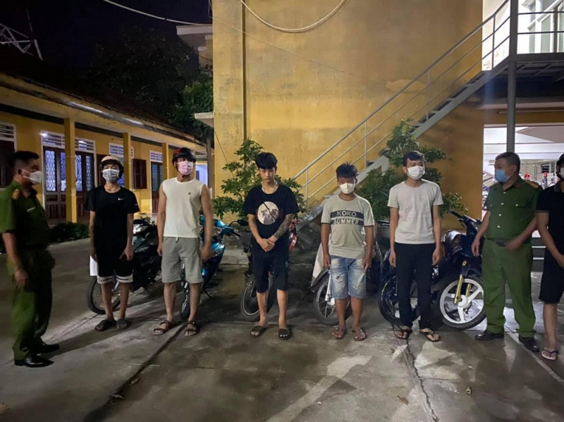 Xử lý gần 100 “quái xế” làm loạn đường phố về đêm -0