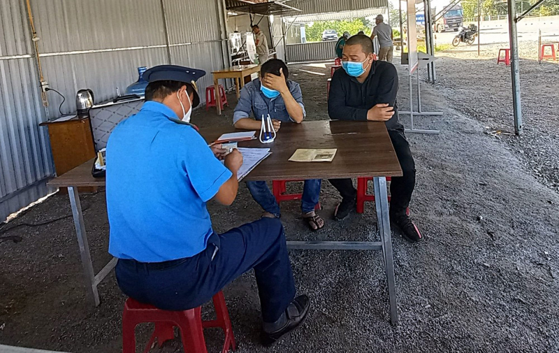 Liên tiếp phát hiện 3 ôtô chở 10 người từ TP Hồ Chí Minh về Quảng Nam -0