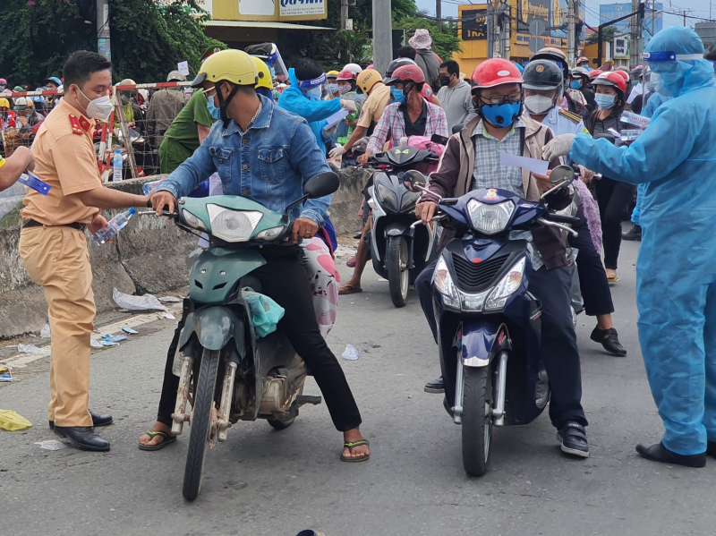 Trao thức ăn, nước uống cho người dân tự phát về quê tại các chốt -0