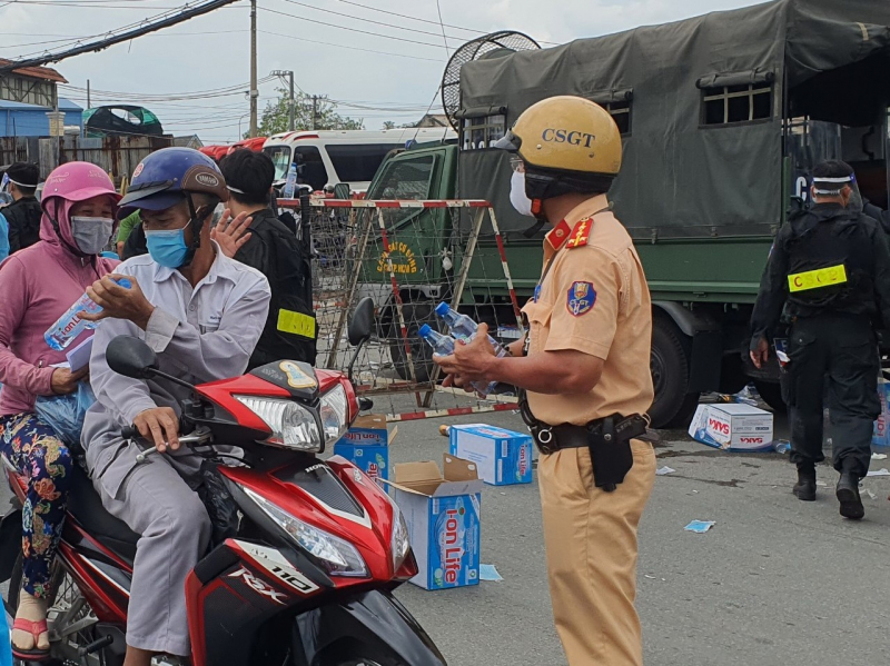 Trao thức ăn, nước uống cho người dân tự phát về quê tại các chốt -1