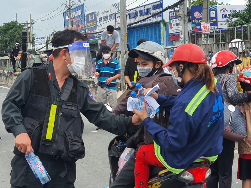 Trao thức ăn, nước uống cho người dân tự phát về quê tại các chốt -2