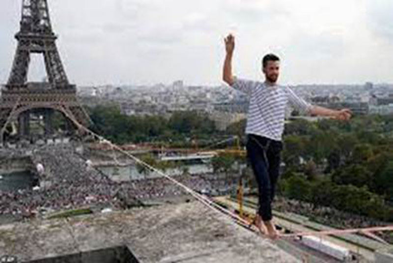 Đi trên dây ở độ cao 70m qua trung tâm Paris -0