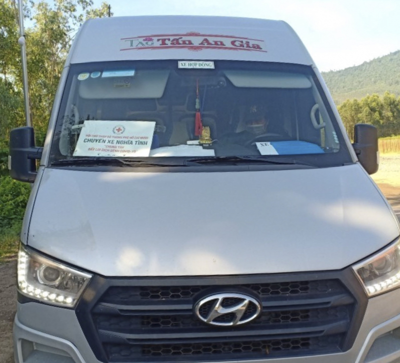 Cảnh sát giao thông Bình Định xử phạt ô tô chở người từ vùng dịch về tỉnh -0