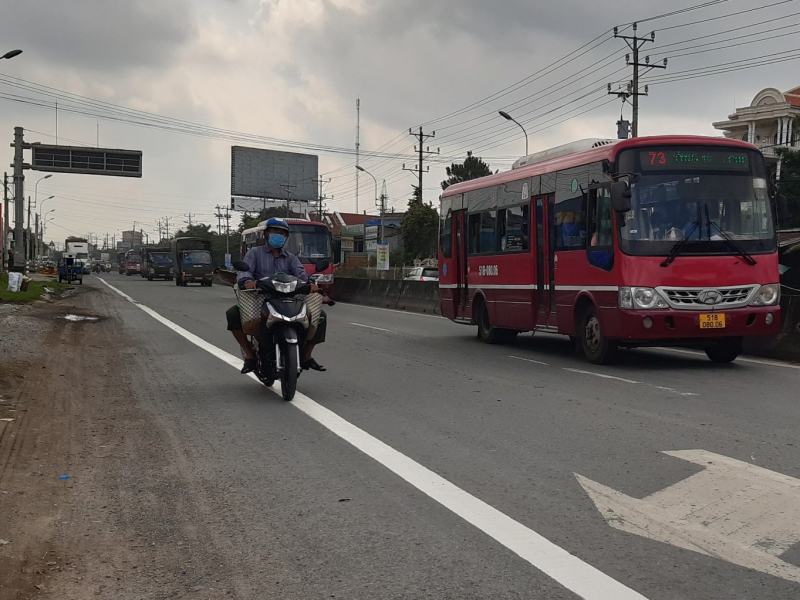 Trao thức ăn, nước uống cho người dân tự phát về quê tại các chốt -3