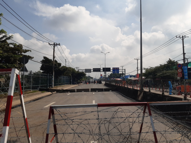 Trao thức ăn, nước uống cho người dân tự phát về quê tại các chốt -4