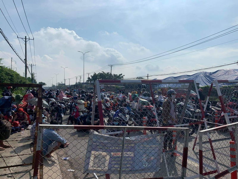 Trao thức ăn, nước uống cho người dân tự phát về quê tại các chốt -5