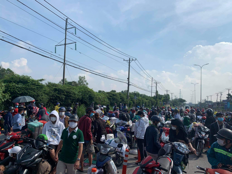 Trao thức ăn, nước uống cho người dân tự phát về quê tại các chốt -6