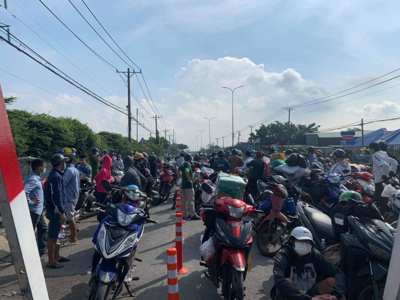 Trao thức ăn, nước uống cho người dân tự phát về quê tại các chốt -7