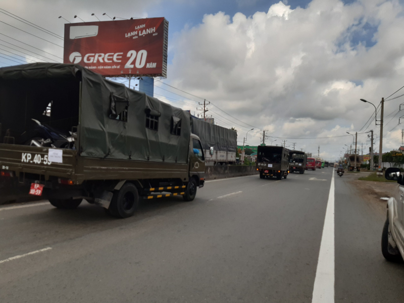 Trao thức ăn, nước uống cho người dân tự phát về quê tại các chốt -9