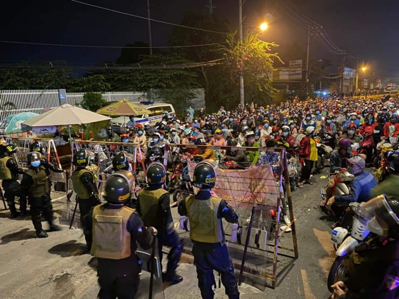 Trao thức ăn, nước uống cho người dân tự phát về quê tại các chốt -0