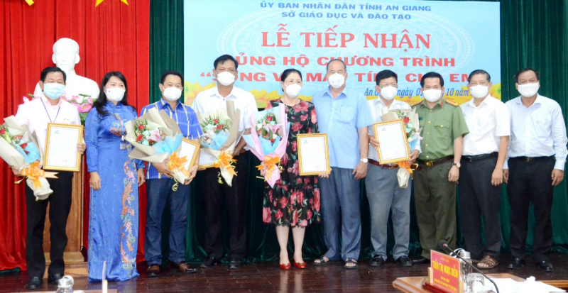 An Giang tiếp nhận 1.260 máy tính bảng hỗ trợ học sinh có hoàn cảnh khó khăn học trực tuyến -0
