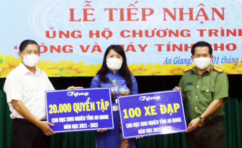 An Giang tiếp nhận 1.260 máy tính bảng hỗ trợ học sinh có hoàn cảnh khó khăn học trực tuyến -0