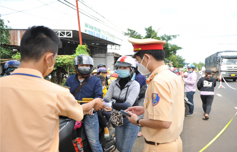 Công an các tỉnh Tây Nguyên hỗ trợ hàng nghìn người dân về quê -0