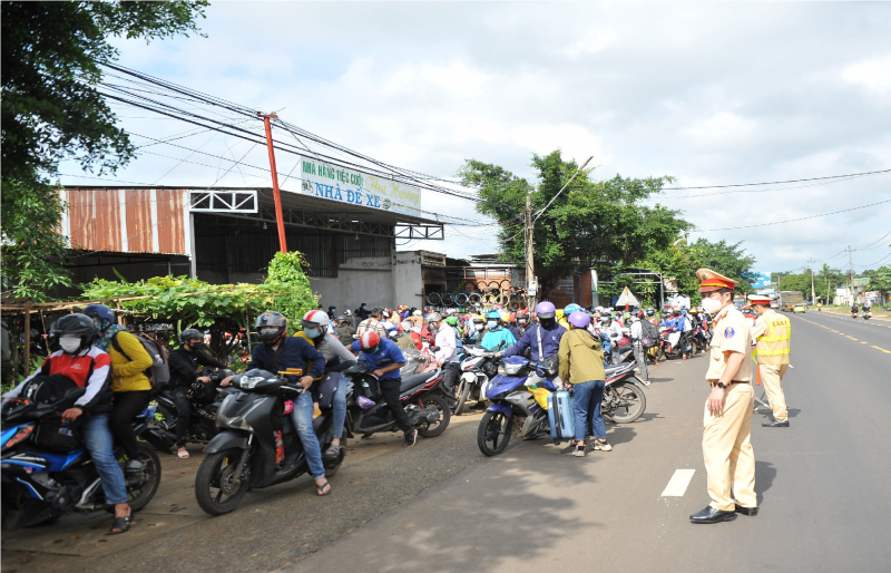 Công an các tỉnh Tây Nguyên hỗ trợ hàng nghìn người dân về quê -0