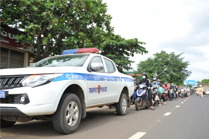 Công an các tỉnh Tây Nguyên hỗ trợ hàng nghìn người dân về quê -1