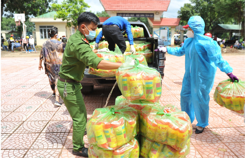 Công an các tỉnh Tây Nguyên hỗ trợ hàng nghìn người dân về quê -0