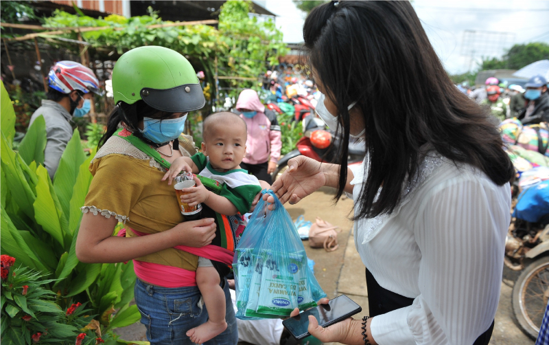 Công an các tỉnh Tây Nguyên hỗ trợ hàng nghìn người dân về quê -0