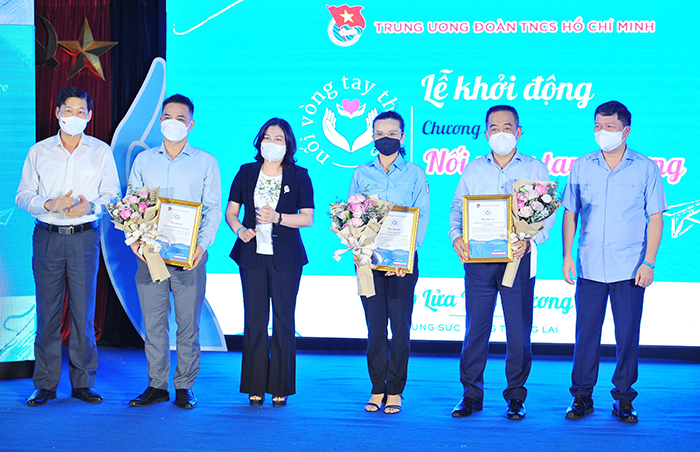 Khởi động chương trình