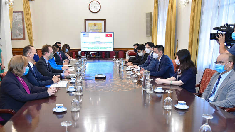 Tiếp nhận tượng trưng 1,5 triệu liều vắc-xin phòng COVID-19 -0