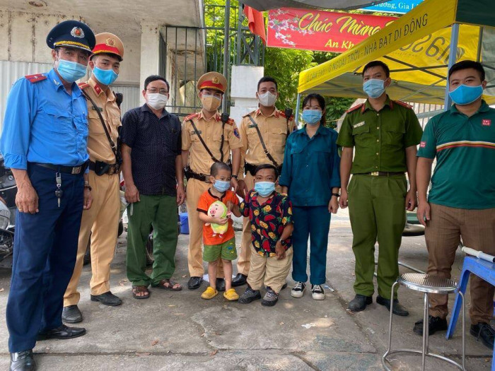 Chốt kiểm soát dịch số 9, Công an TP Hà Nội đưa cháu bé 3 tuổi về gia đình -0