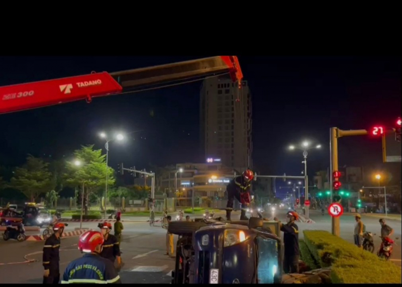 Cảnh sát PCCC&CNCH giải cứu người bị mắc kẹt trong xe tải bị lật lúc rạng sáng -0