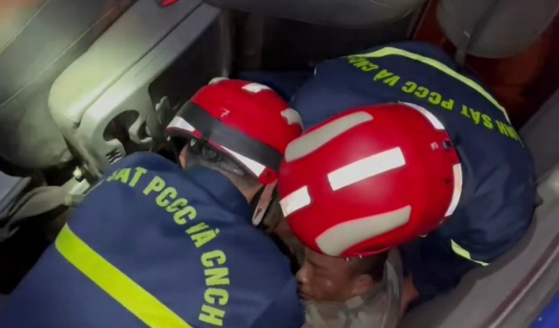 Cảnh sát PCCC&CNCH giải cứu người bị mắc kẹt trong xe tải bị lật lúc rạng sáng -0