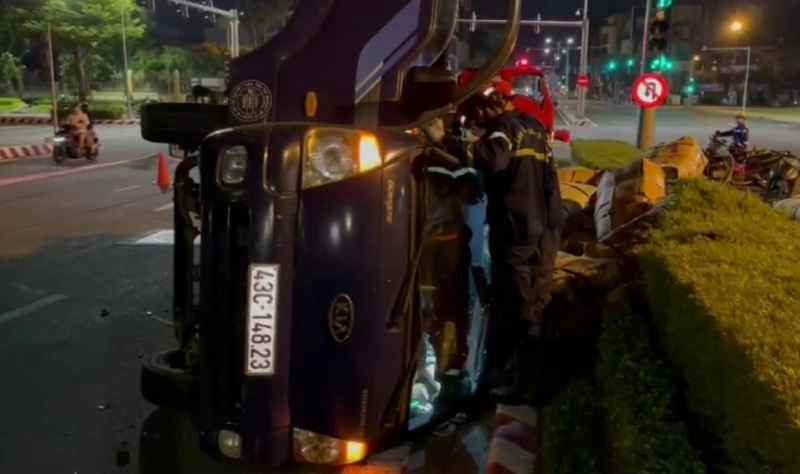 Cảnh sát PCCC&CNCH giải cứu người bị mắc kẹt trong xe tải bị lật lúc rạng sáng -2