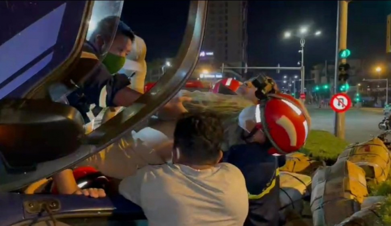 Cảnh sát PCCC&CNCH giải cứu người bị mắc kẹt trong xe tải bị lật lúc rạng sáng -4