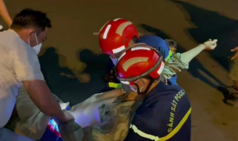 Cảnh sát PCCC&CNCH giải cứu người bị mắc kẹt trong xe tải bị lật lúc rạng sáng -5