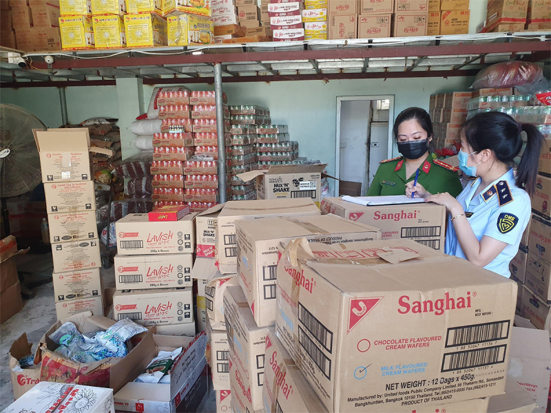 Bắt giữ 2,5 tấn bánh kẹo, thực phẩm không có giấy tờ, nguồn gốc -0