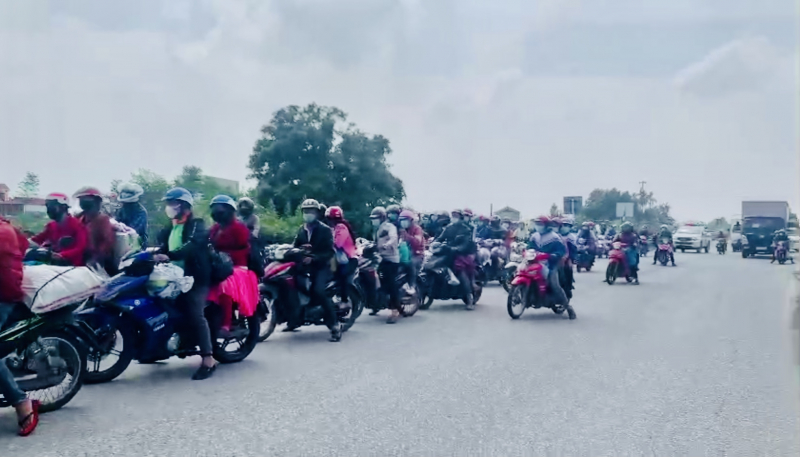 Cảnh sát giao thông Hà Nội hỗ trợ người dân đi xe máy từ phía Nam về quê phía Bắc -0