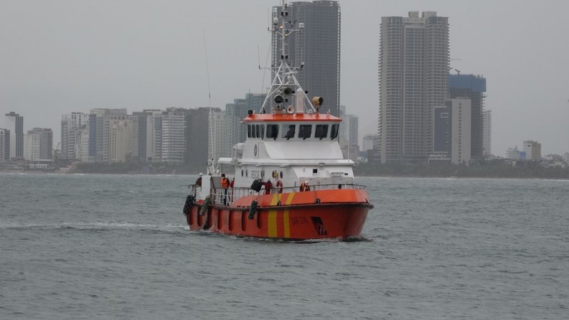 Chạy đua với áp thấp nhiệt đới thuyền viên bị tai nạn trên tàu cá sắp chìm -0