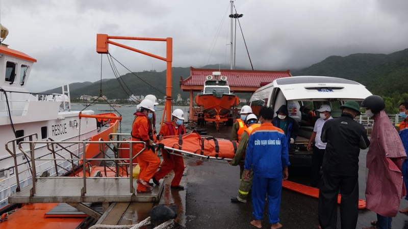 Chạy đua với áp thấp nhiệt đới thuyền viên bị tai nạn trên tàu cá sắp chìm -0