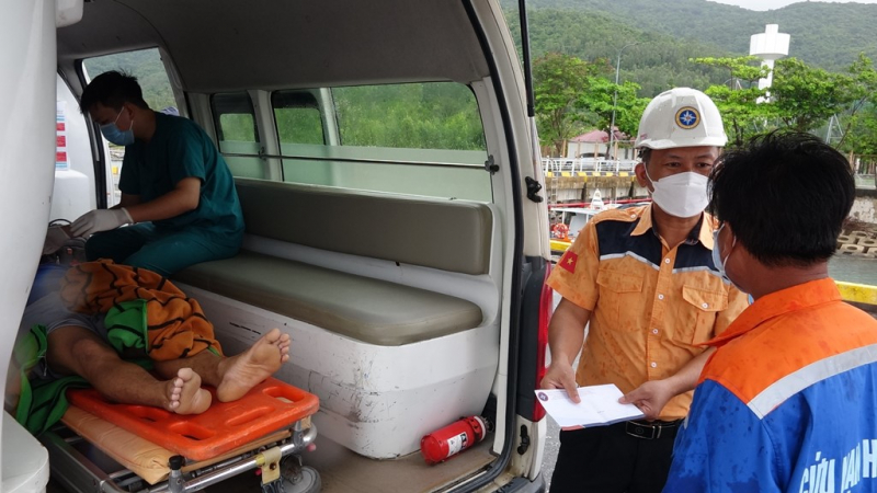 Chạy đua với áp thấp nhiệt đới thuyền viên bị tai nạn trên tàu cá sắp chìm -1