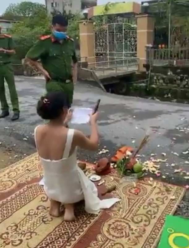 Đòi nợ không được, 1 phụ nữ mang vàng hương đến nhà con nợ cúng bái -0