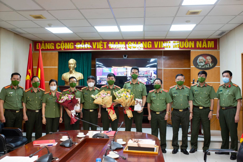 Tạm gác lại thời gian cưới vợ để lên đường làm nhiệm vụ -0