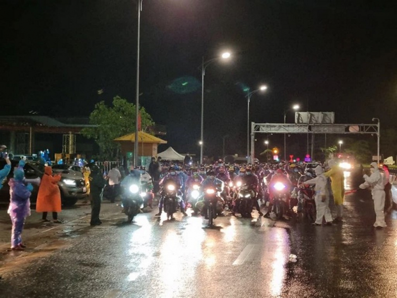 Lần đầu tiên mở hầm Hải Vân cho đoàn hơn 1.000 người đi xe máy về quê -0