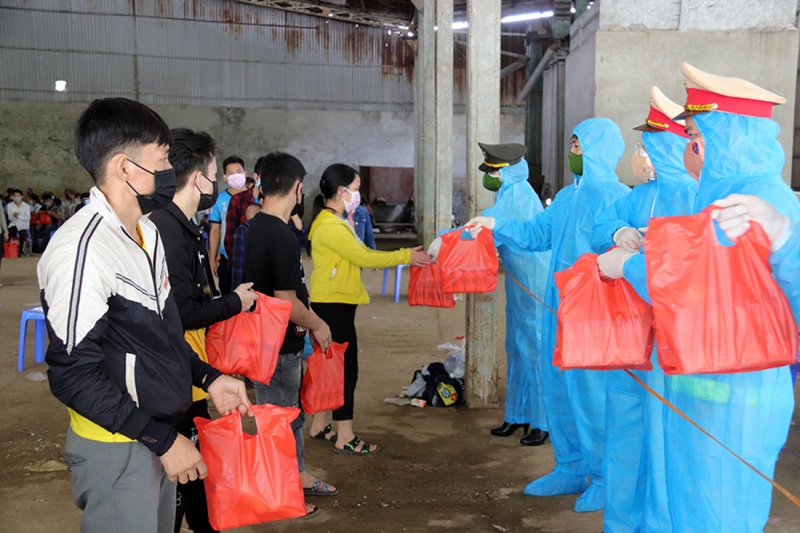 Công an Sơn La trắng đêm hỗ trợ bà con hồi hương -0